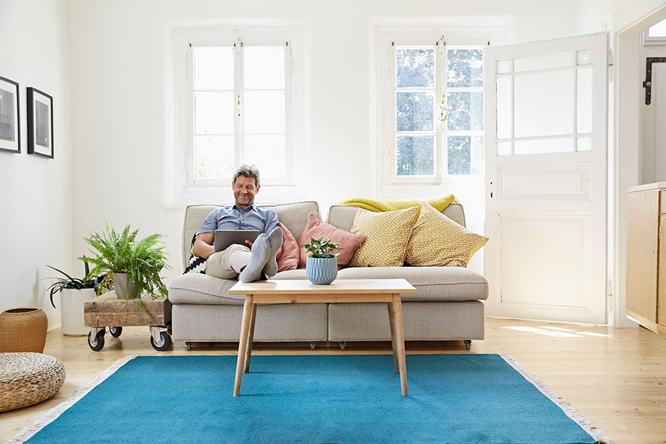 philipp_dimitri_photography-man-portraits-at-home-03
